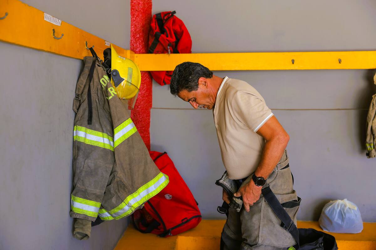 Largas jornadas, noches sin dormir y el constante desafío de salvar vidas marcaron su camino como bombero.