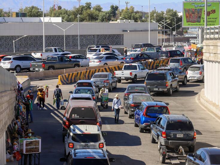 Largas filas en garitas de Mexicali; tiempo de espera supera la hora este lunes
