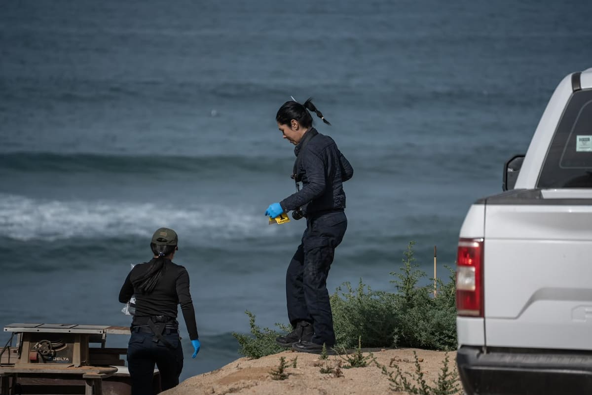 Un cuerpo fue localizado en una zona rocosa de Playas de Rosarito tras dos días de búsqueda; la Fiscalía determinará si corresponde al joven desaparecido el sábado.
Fotos: Border Zoom.
