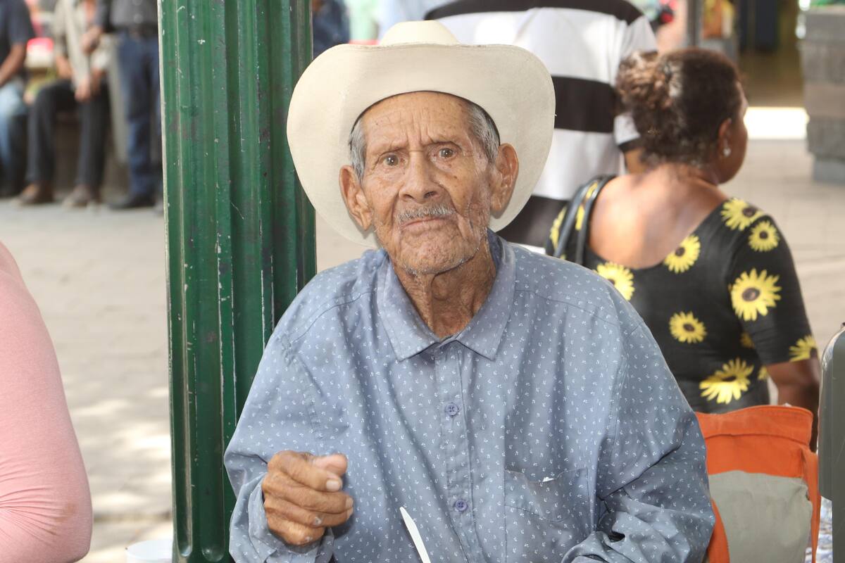 Disfrutan sana convivencia en el Mercado Municipal