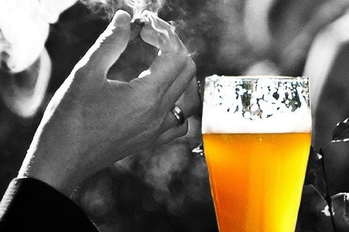 Pareja le trae cerveza caliente para ver Netflix y la "muele a golpes"
