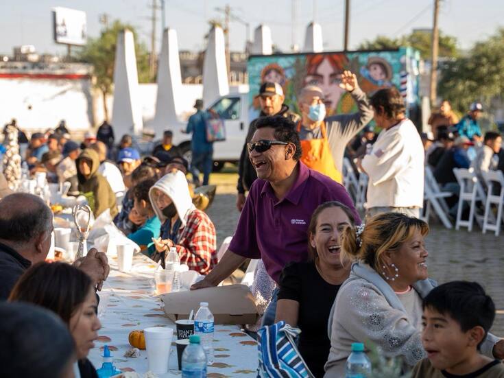 Comparten cena de Acción de Gracias en la Zona Norte