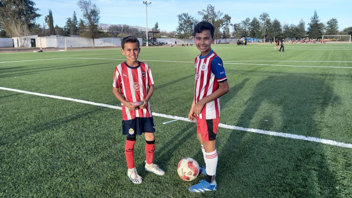 Carlos Estrella (der.) y se hermano Fernando se descantaron por el futbol a temprana edad.