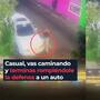 Joven iba caminando tranquilamente por la calle Pero su pantalón se atoró en un automóvil y terminó arrancándole toda la defensa