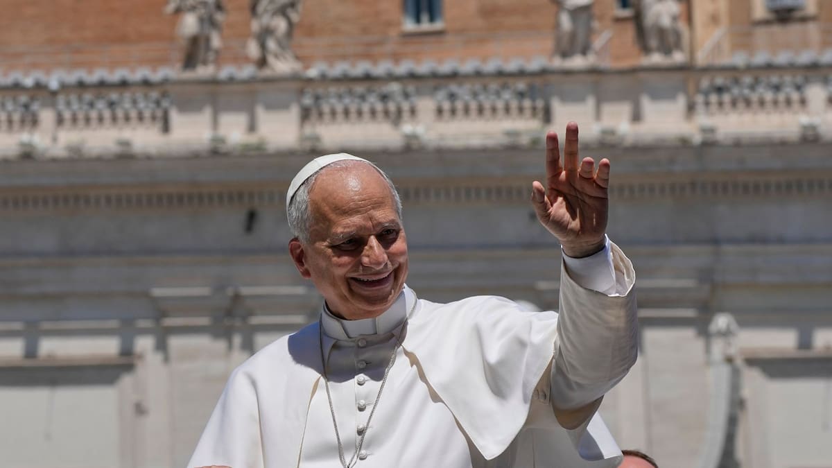 El Papa lo volvió a hacer: León XIV rompe el protocolo en Madrid con el saludo “six-seven”, una tendencia adolescente de redes sociales que la Iglesia usa para conectar con los jóvenes