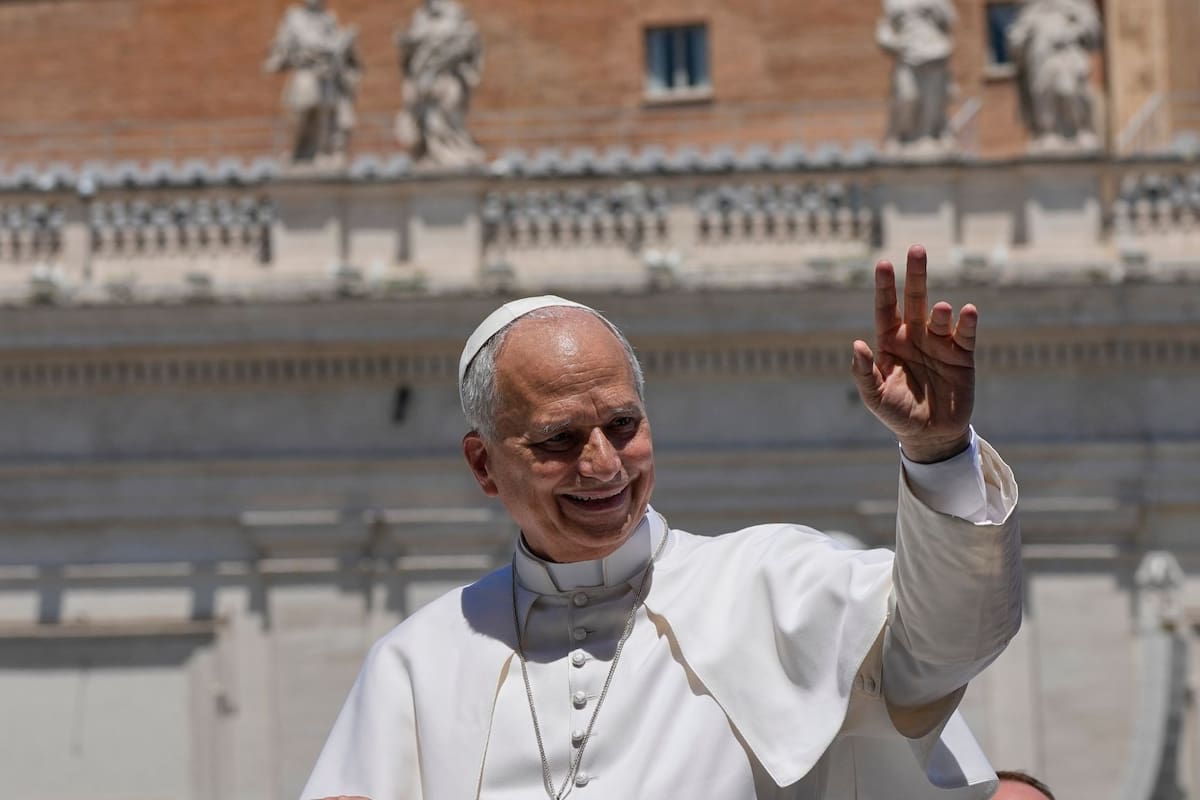 El Papa lo volvió a hacer: León XIV rompe el protocolo en Madrid con el saludo “six-seven”, una tendencia adolescente de redes sociales que la Iglesia usa para conectar con los jóvenes