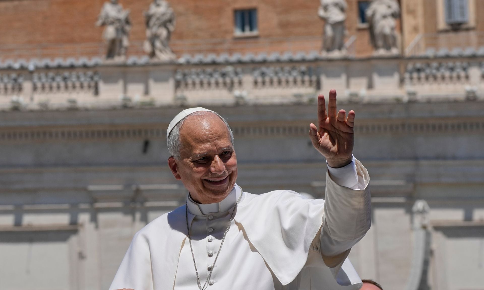 El Papa lo volvió a hacer: León XIV rompe el protocolo en Madrid con el saludo “six-seven”, una tendencia adolescente de redes sociales que la Iglesia usa para conectar con los jóvenes | Archivo GH