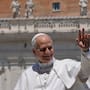 El Papa lo volvió a hacer: León XIV rompe el protocolo en Madrid con el saludo “six-seven”, una tendencia adolescente de redes sociales que la Iglesia usa para conectar con los jóvenes