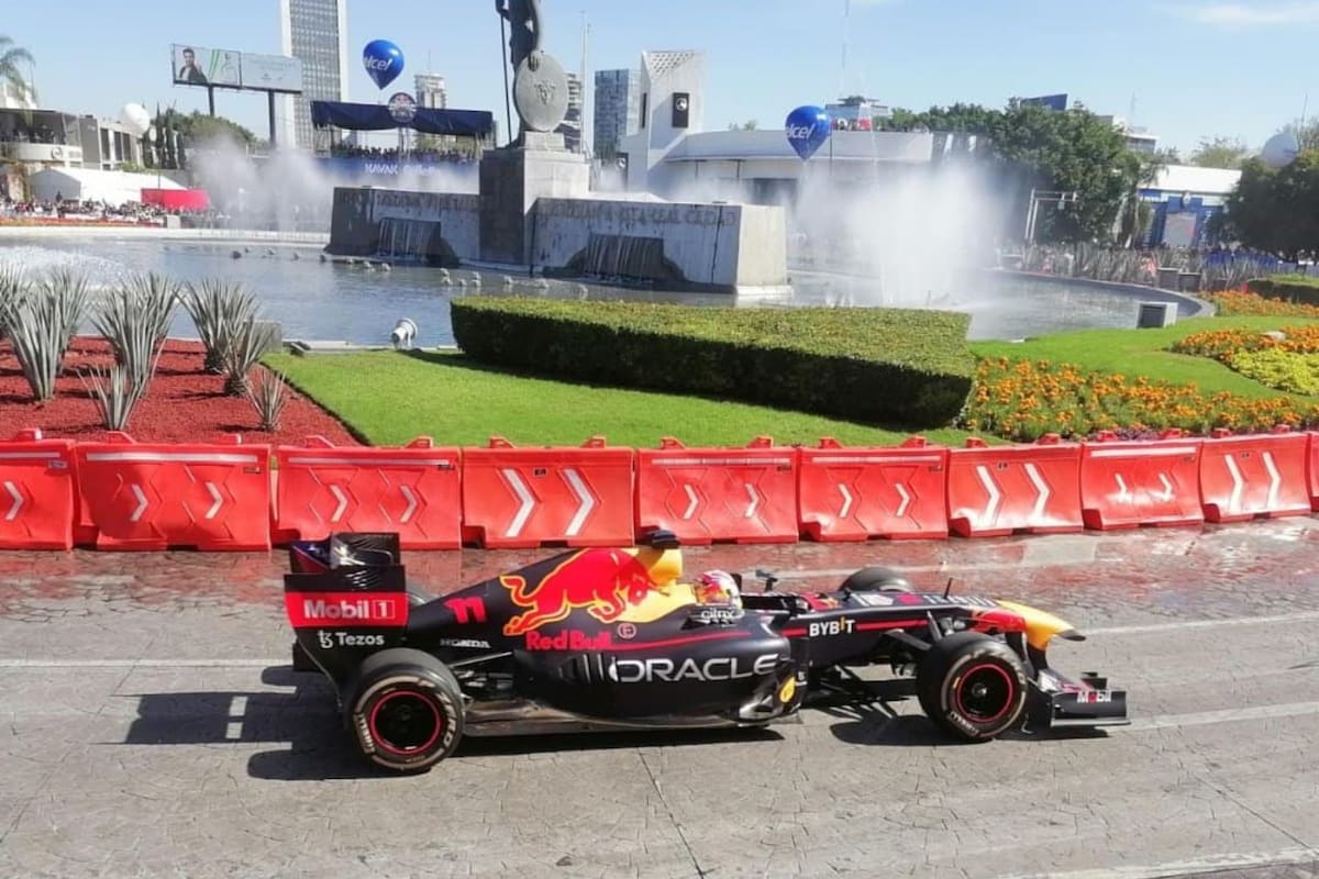 'Checo' Pérez conquista Guadalajara con el "Red Bull Show Run"