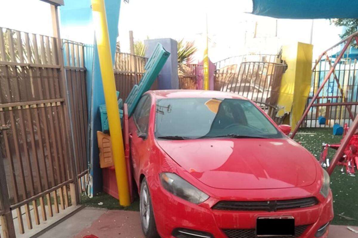 Automovilista choca contra una guardería en la calzada Cuauhtémoc