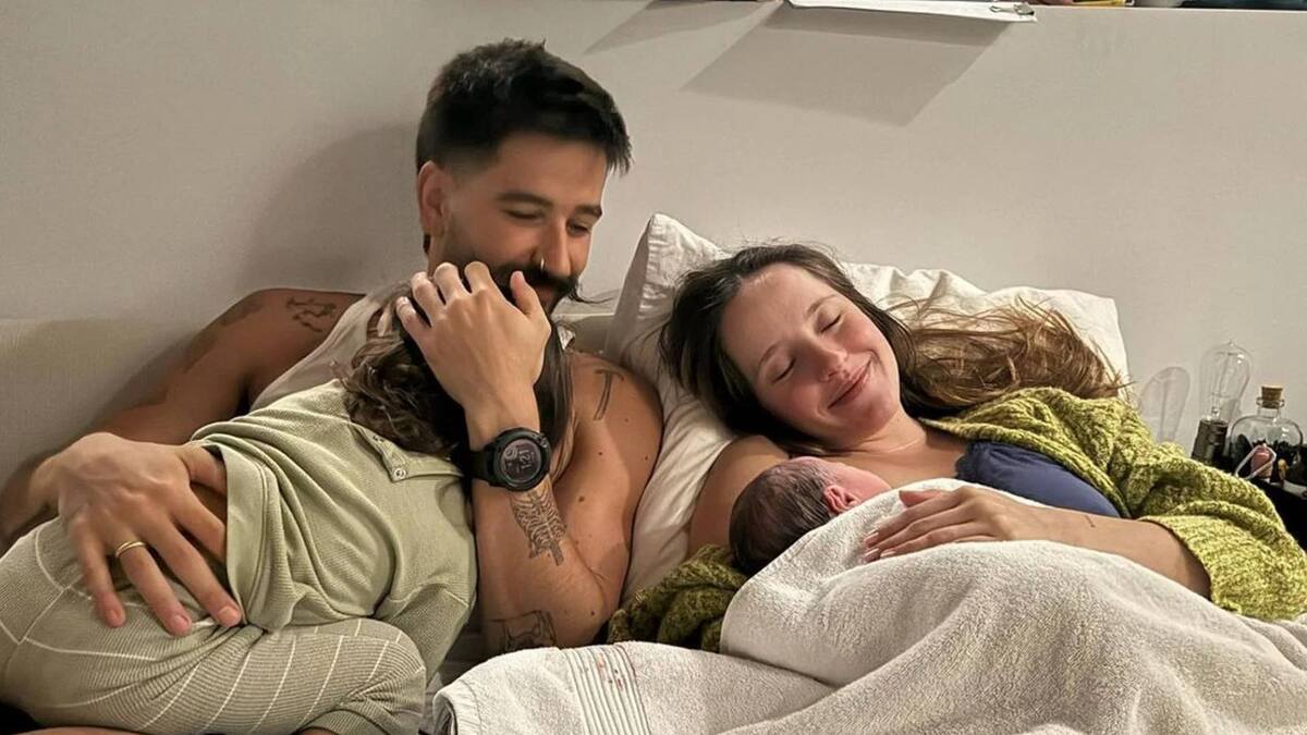 Camilo confiesa que usó la sangre de sus hijas, Índigo y Amaranto, para pintar unos cuadros / Foto: Instagram @evaluna