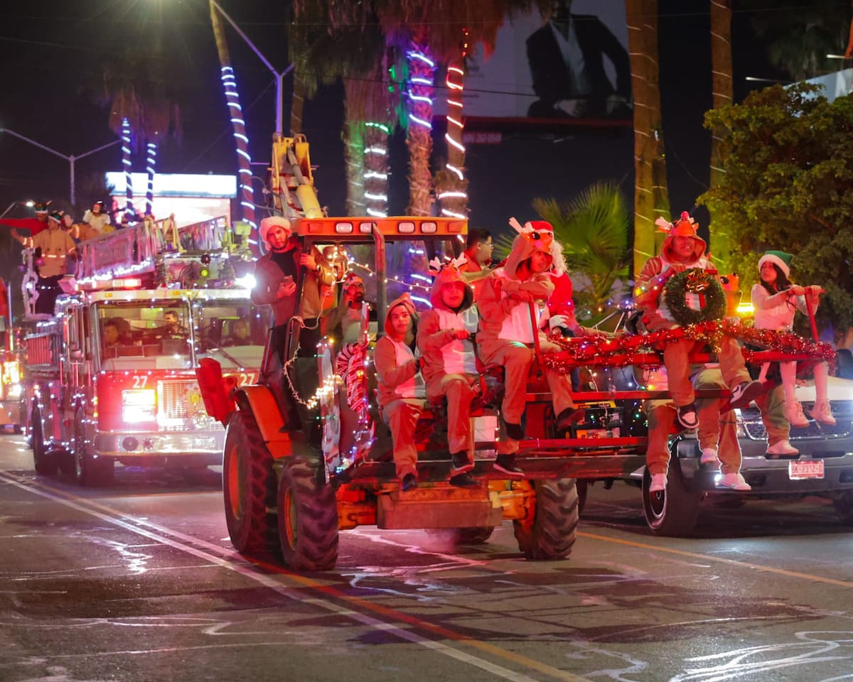 Tras la cancelación del desfile navideño de Coca-Cola, el Ayuntamiento organizó su propio desfile, en el que los empleados municipales aportaron y participaron de forma "voluntaria", aseguró la alcaldesa de Mexicali. (Foto: Javier Gallegos)