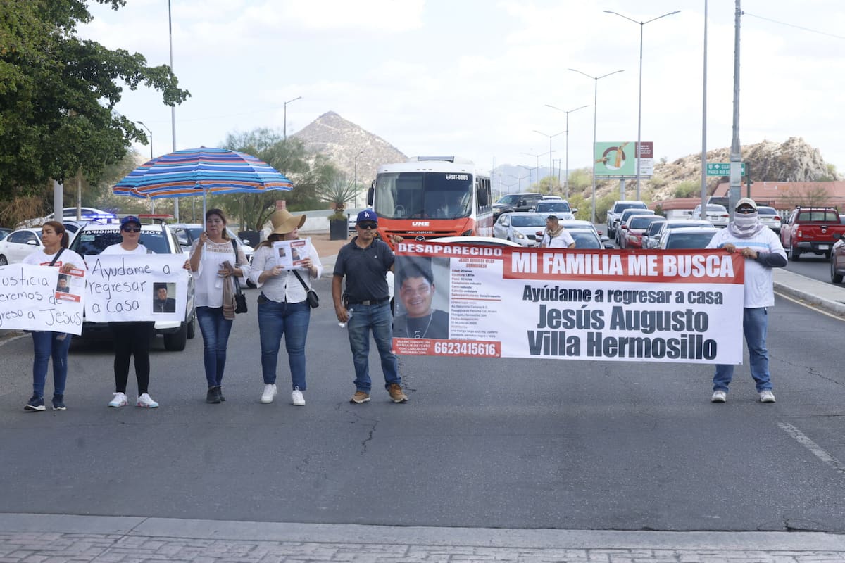 Familiares de Jesús Augusto Villa llevan a cabo bloqueo para exigir mayor atención a la FGJES en investigación de joven desaparecido