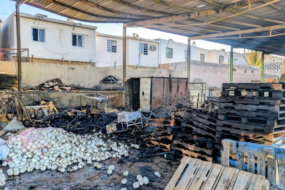 Incendio en la Central de Abastos deja pérdida total en negocios y daños en 15 viviendas de Misión San Jerónimo