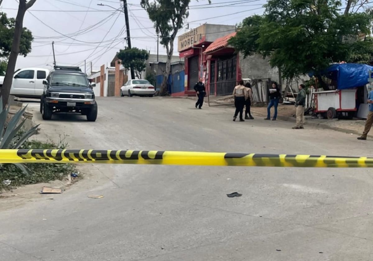 La calle permanece acordonada y elementos de la Fiscalía se encuentran realizando las pesquisas de rigor.