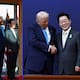 Donald Trump es recibido con la corona dorada de la “Gran Orden de Mugunghwa” en Corea del Sur, la máxima condecoración nunca antes recibida por un presidente de Estados Unidos