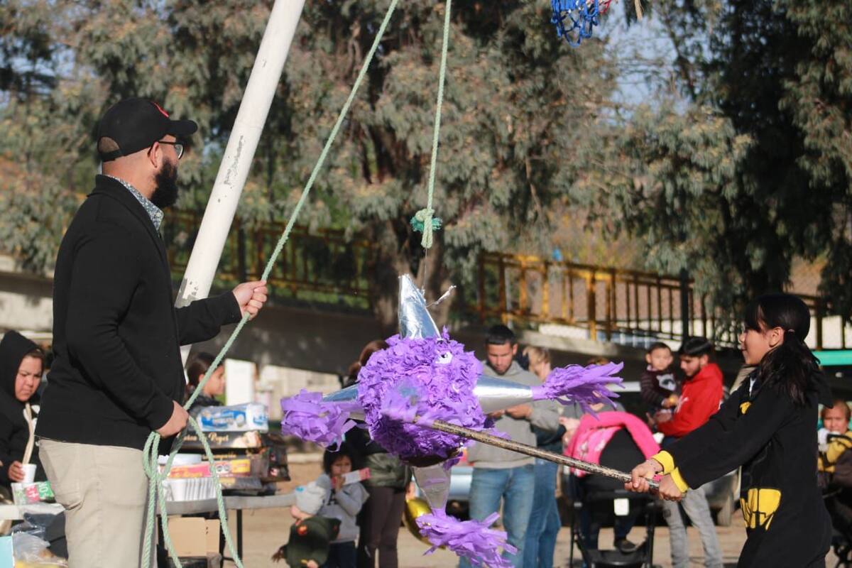 Tiktoker tijuanense regala rosca de reyes a niños