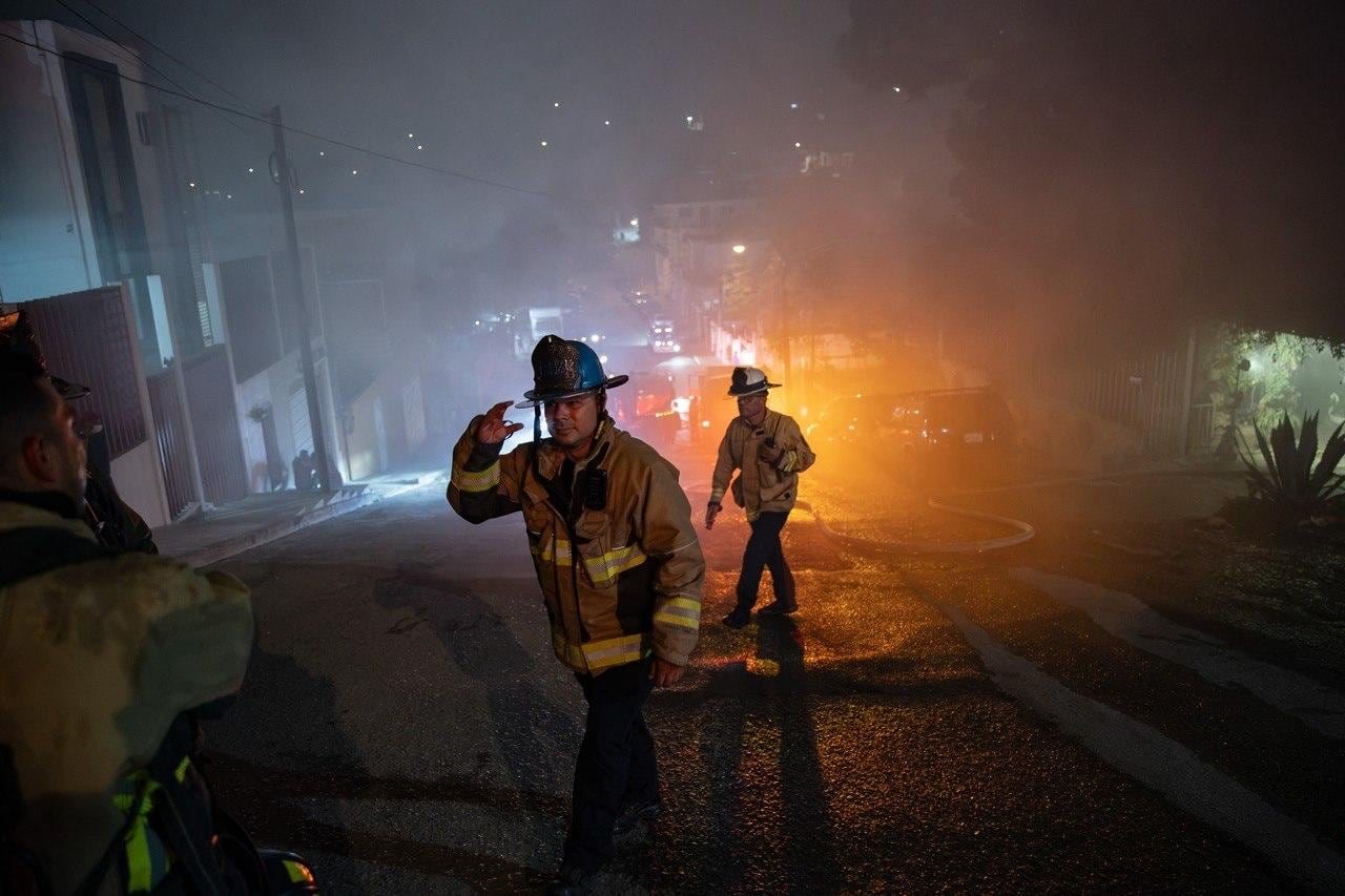 Bomberos localizaron dos cuerpos calcinados al sofocar un incendio en una vivienda de la colonia Empleado Postal. Foto: Border Zoom