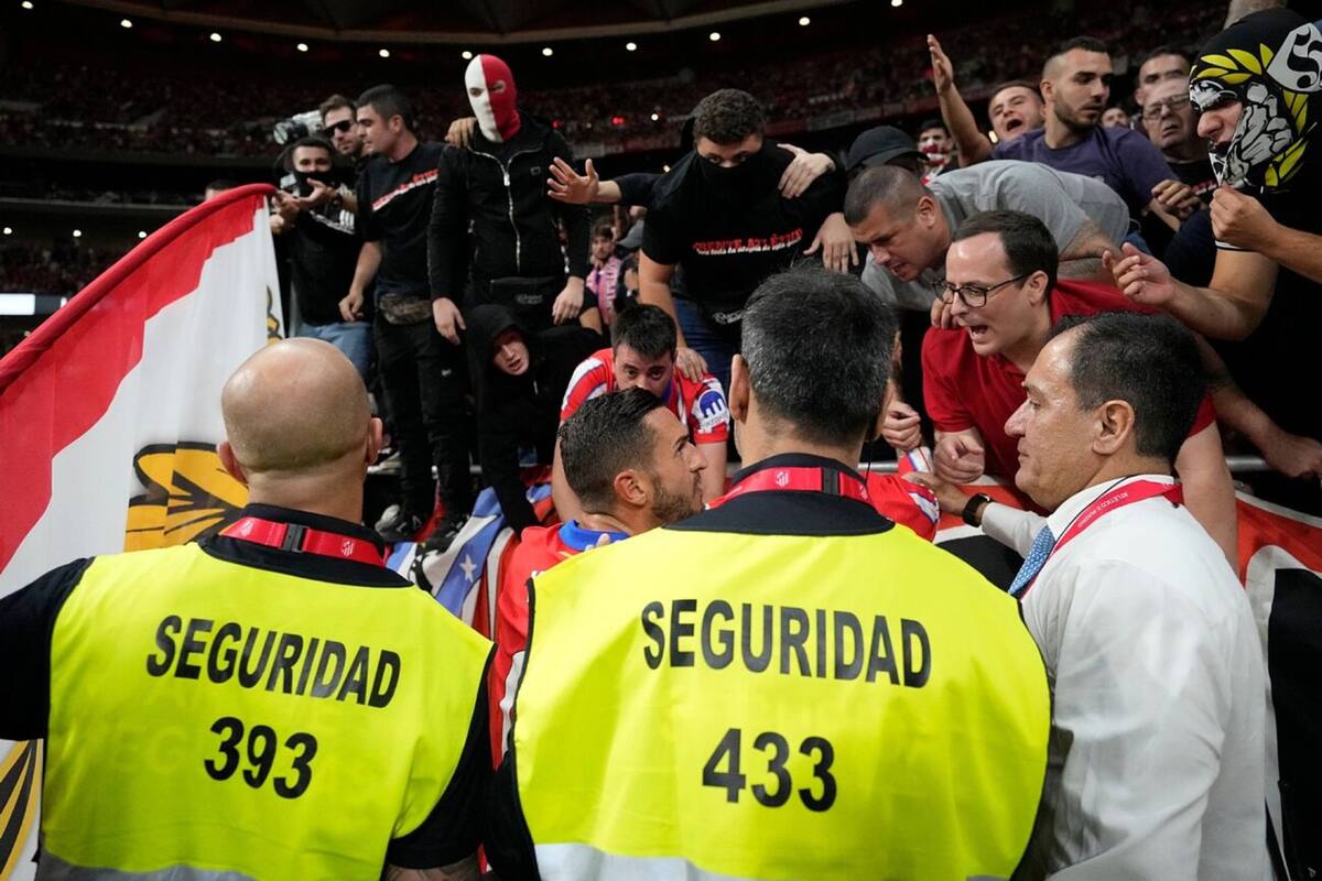 ¡Descontrol! La violencia en el estadio detuvo el Atlético de Madrid vs Real Madrid