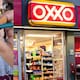 Joven pinta-caritas se vuelve viral cuando una pequeña le pide que le dibuje el logo de Oxxo en la mejilla