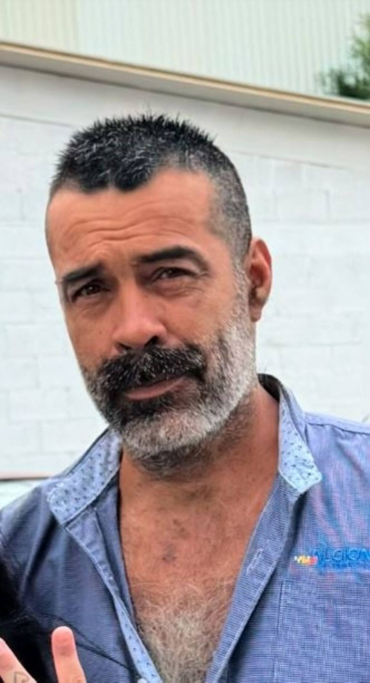 Así luce Jorge 'El Barbas' con su nuevo look después de hacerse viral admirado un Ford Mustang.