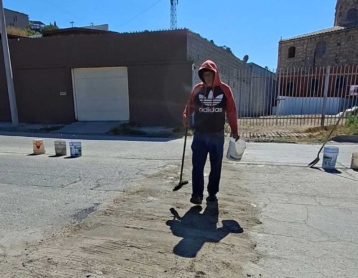 Tras superar una pérdida personal, Mario Almanza, conocido como ‘El Bachoman’, repara baches y ofrece desayunos a familias vulnerables como muestra de agradecimiento a Tijuana. Foto: Khennia Reyes.
