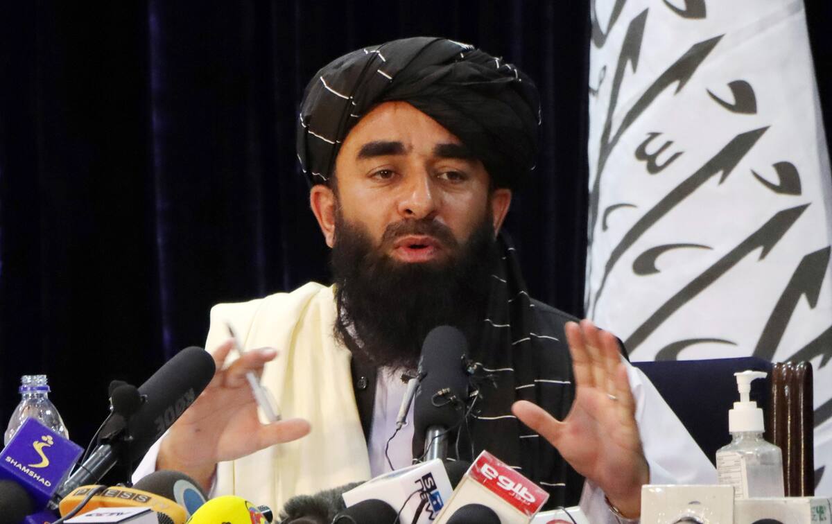 El portavoz taliban Zabihullah Mujahid en rueda de prensa, Kabul, Afganistán, 17 agosto 2021.
REUTERS/Stringer