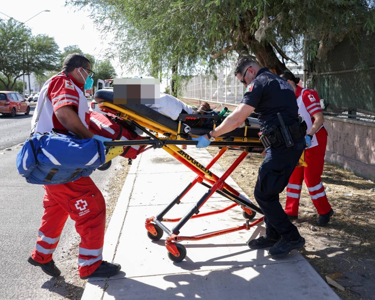 Al lugar acudieron elementos de la Policía Municipal, quienes solicitaron el apoyo de paramédicos de Cruz Roja l Foto. Javier Gallegos