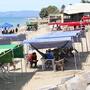Carpas en Bahía de Kino generan polémica: aseguran acaparan espacio de playa y afectan la experiencia de los turistas