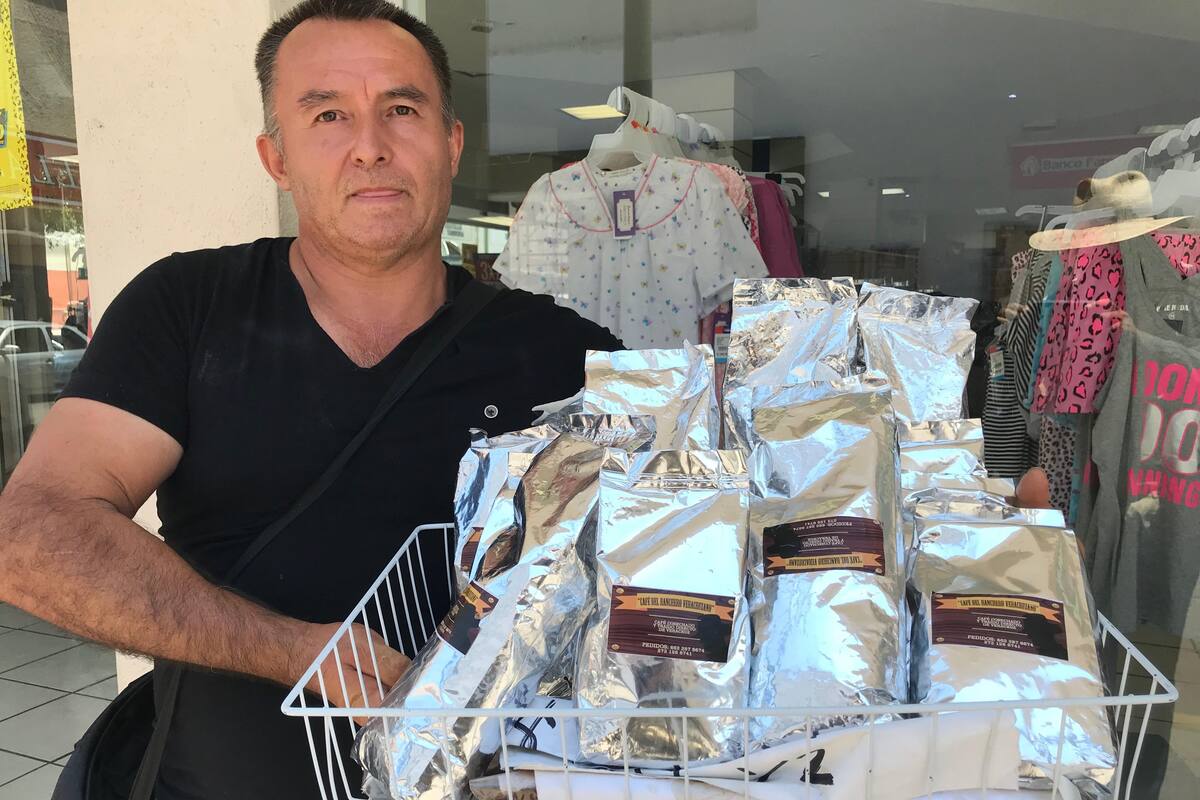 Viene de vacaciones y trae su café a vender