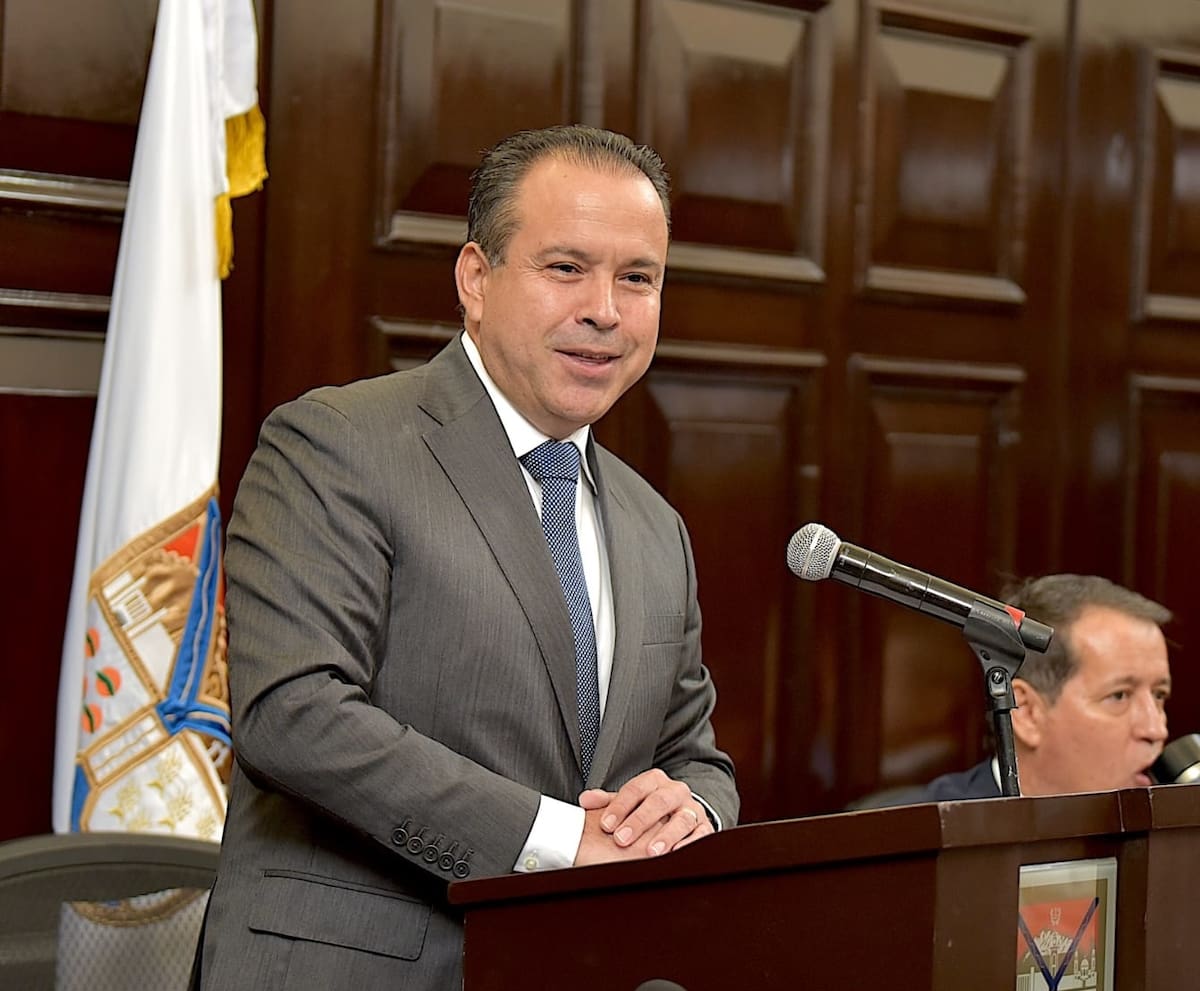 El alcalde de Hermosillo, Antonio Astiazarán, da un mensaje ante los regidores en la entrega de su Tercer Informe de Gobierno al Cabildo. FOTO: ESPECIAL