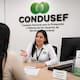 Condusef alerta por ex empleados que cobran por trámites gratis y prometen resolver problemas bancarios sin autorización