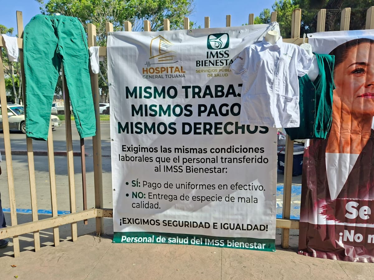 Personal del Hospital General de Tijuana y familiares de pacientes se manifestaron para exigir al IMSS-Bienestar el abasto de medicamentos e insumos médicos, ante las carencias que afectan la atención hospitalaria. Foto: Khennia Reyes