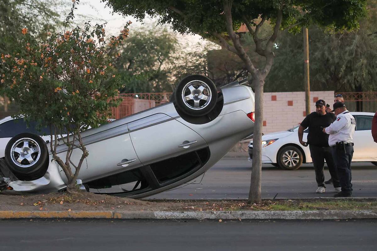 Choque con volcadura en boulevard Juan Navarrete deja daños materiales