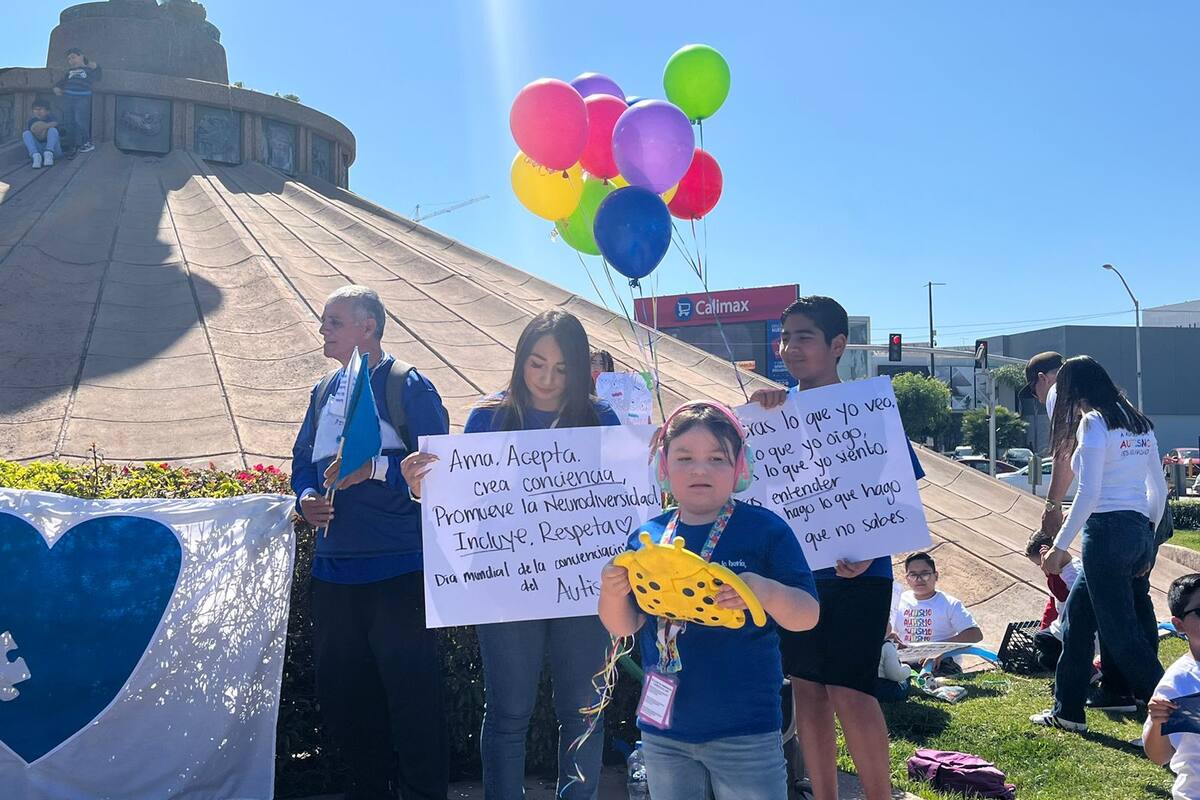 Marchan en Tijuana grupos y familias de personas autistas