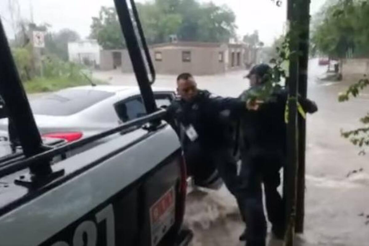 Lluvia en Hermosillo: Policías rescatan a mujer tras ser arrastrada en su auto por corriente de agua
