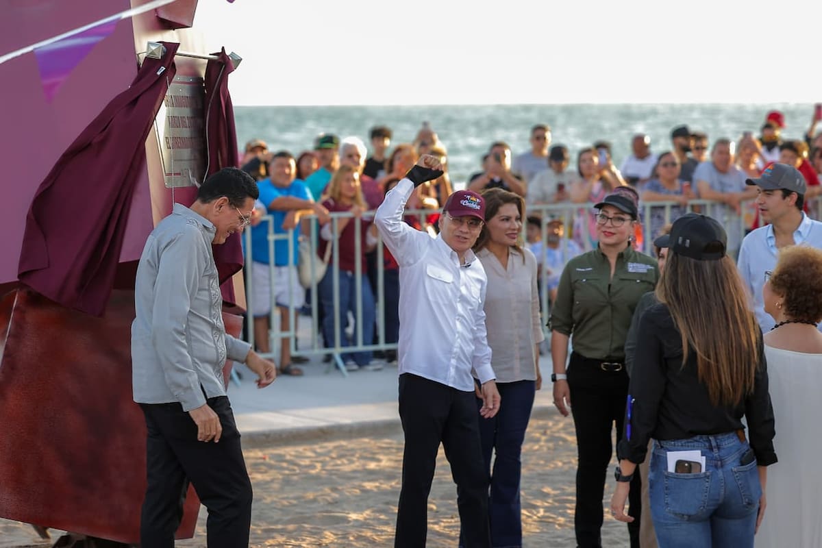 El gobernador de Sonora, Alfonso Durazo, durante la inauguración del
Malecón de El Cochórit. FOTO: ELEAZAR ESCOBAR