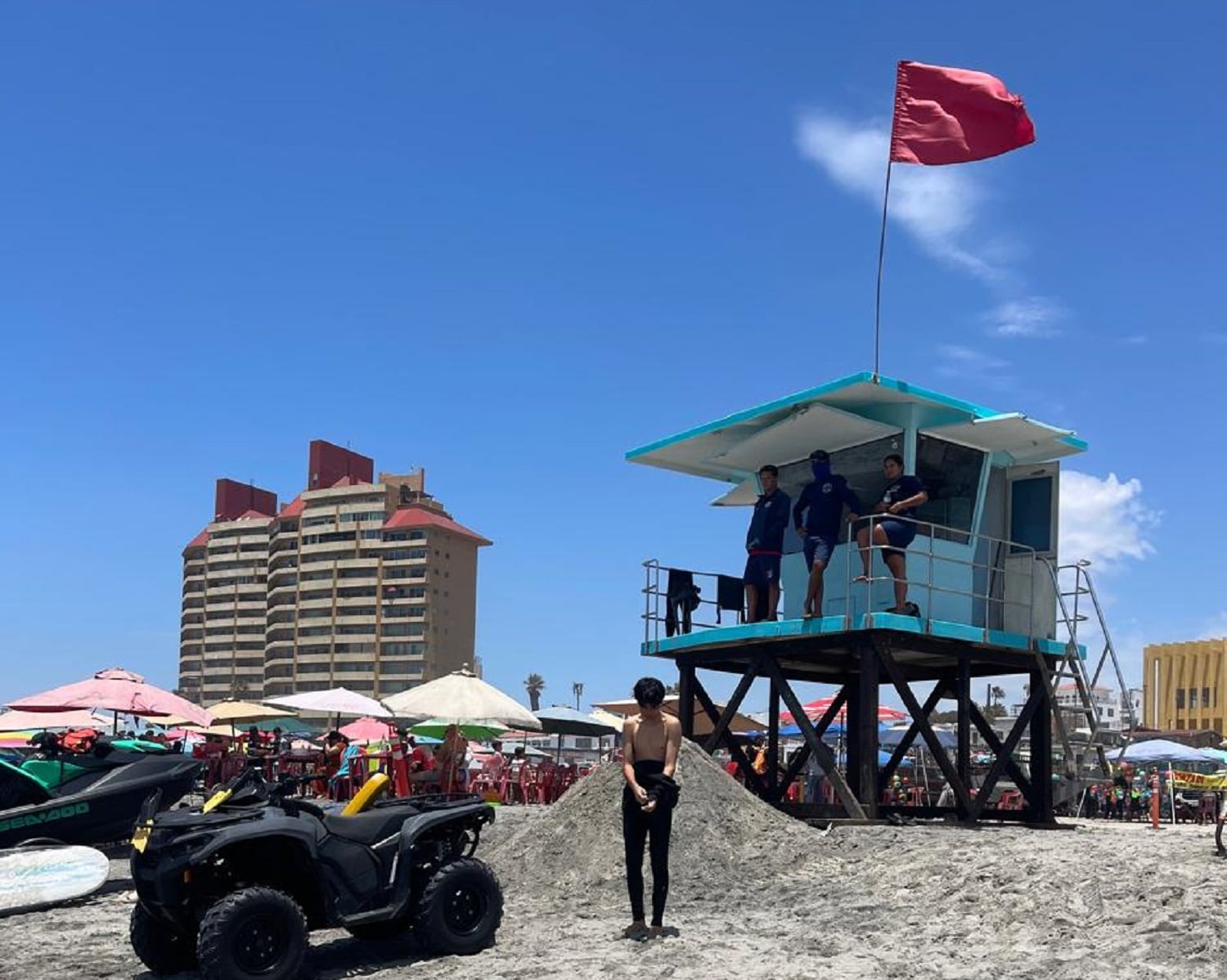 Más de 5 mil personas acudieron a las playas de Rosarito para refrescarse, entre música, comercio ambulante y actividades recreativas, pese al oleaje peligroso. Foto: Carmen Gutiérrez.