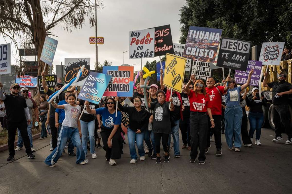 Durante la movilización, voluntarios también realizaron labores de limpieza y compartieron mensajes de apoyo espiritual a lo largo del recorrido. Foto: Border Zoom
