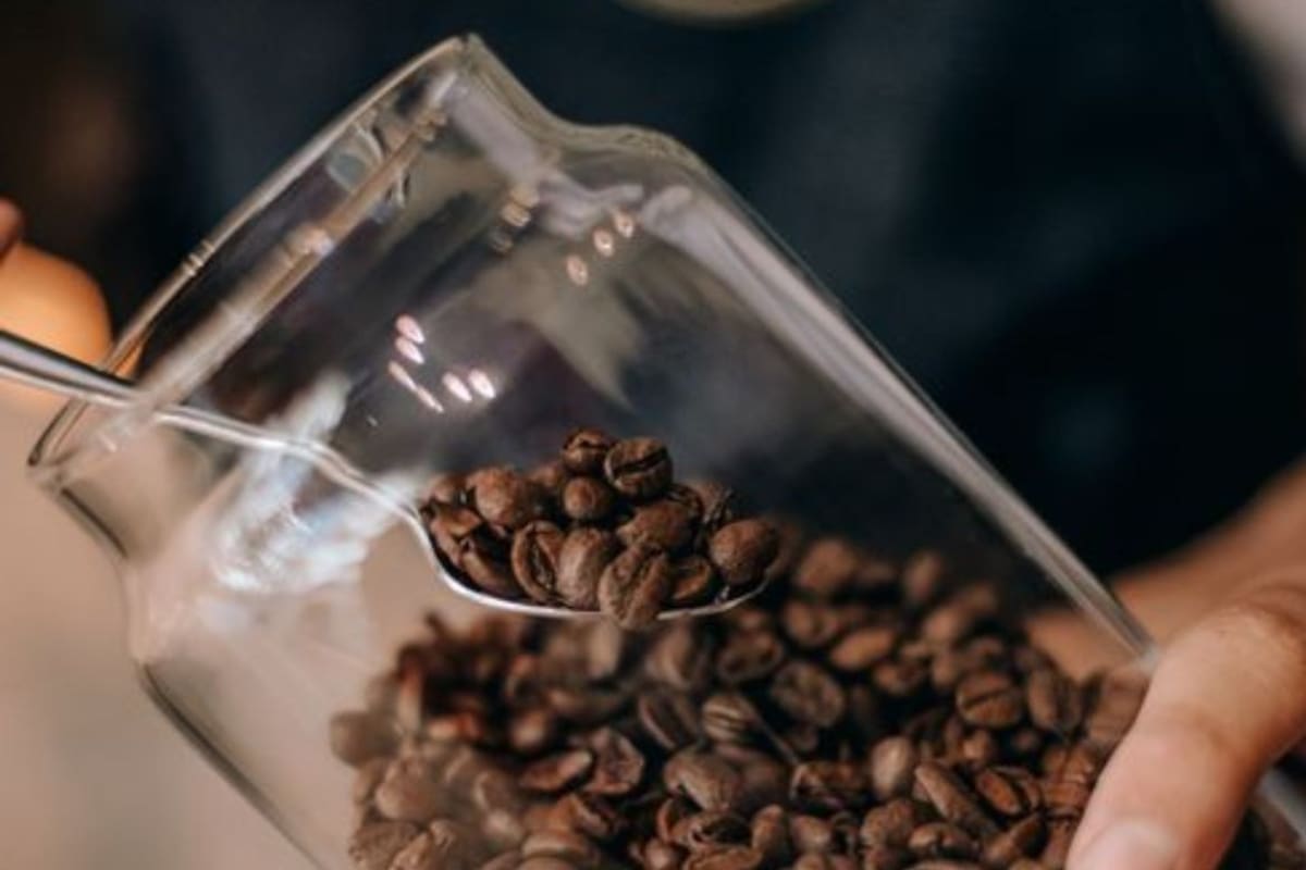 Cinco ideas prácticas para reutilizar frascos de café en casa y convertirlos en organizadores y decoraciones funcionales que ayudan a reducir residuos y ahorrar dinero