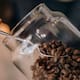 Cinco ideas prácticas para reutilizar frascos de café en casa y convertirlos en organizadores y decoraciones funcionales que ayudan a reducir residuos y ahorrar dinero