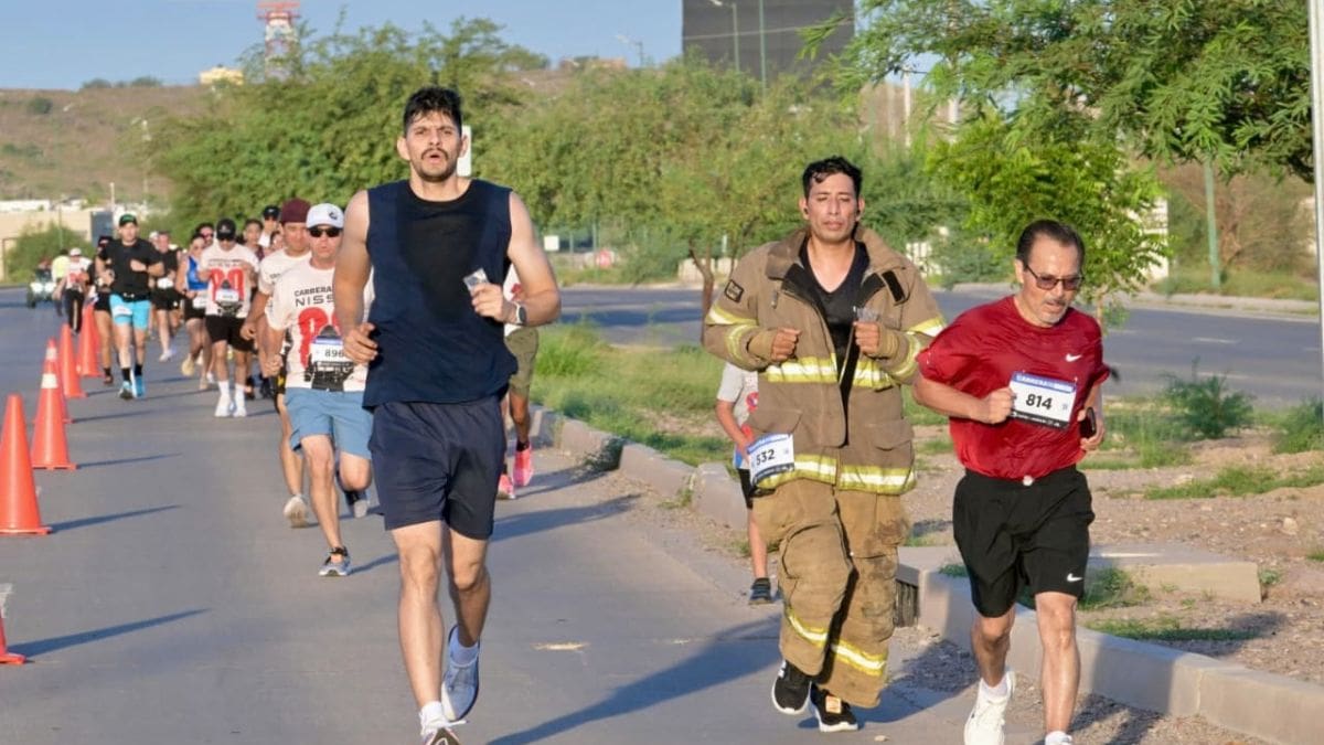 La “Carrera por los Bomberos 2026″ en Hermosillo reúne a 800 corredores y 40 elementos corren con traje por el 80 aniversario
