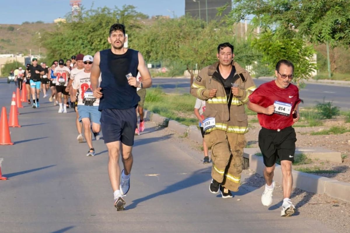 La “Carrera por los Bomberos 2026″ en Hermosillo reúne a 800 corredores y 40 elementos corren con traje por el 80 aniversario