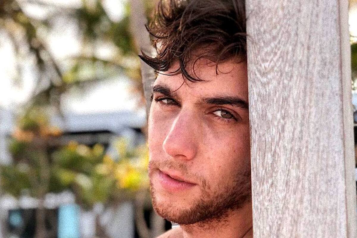 Captan a Mauricio Garza en romance con otro hombre