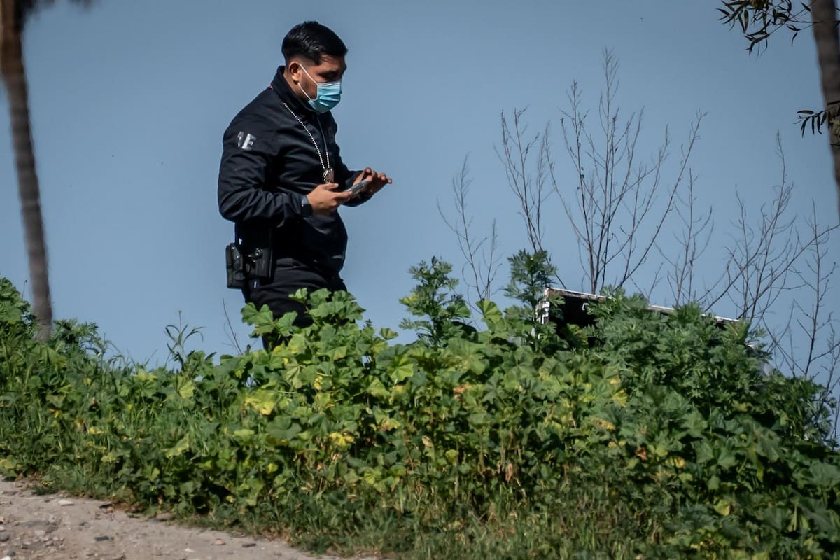 Los cuerpos sin vida, con huellas de violencia, de un hombre y una mujer fueron localizados en un camino vecinal ubicado sobre la calle Del Aguaje, en la colonia Internacional. Foto: Border Zoom