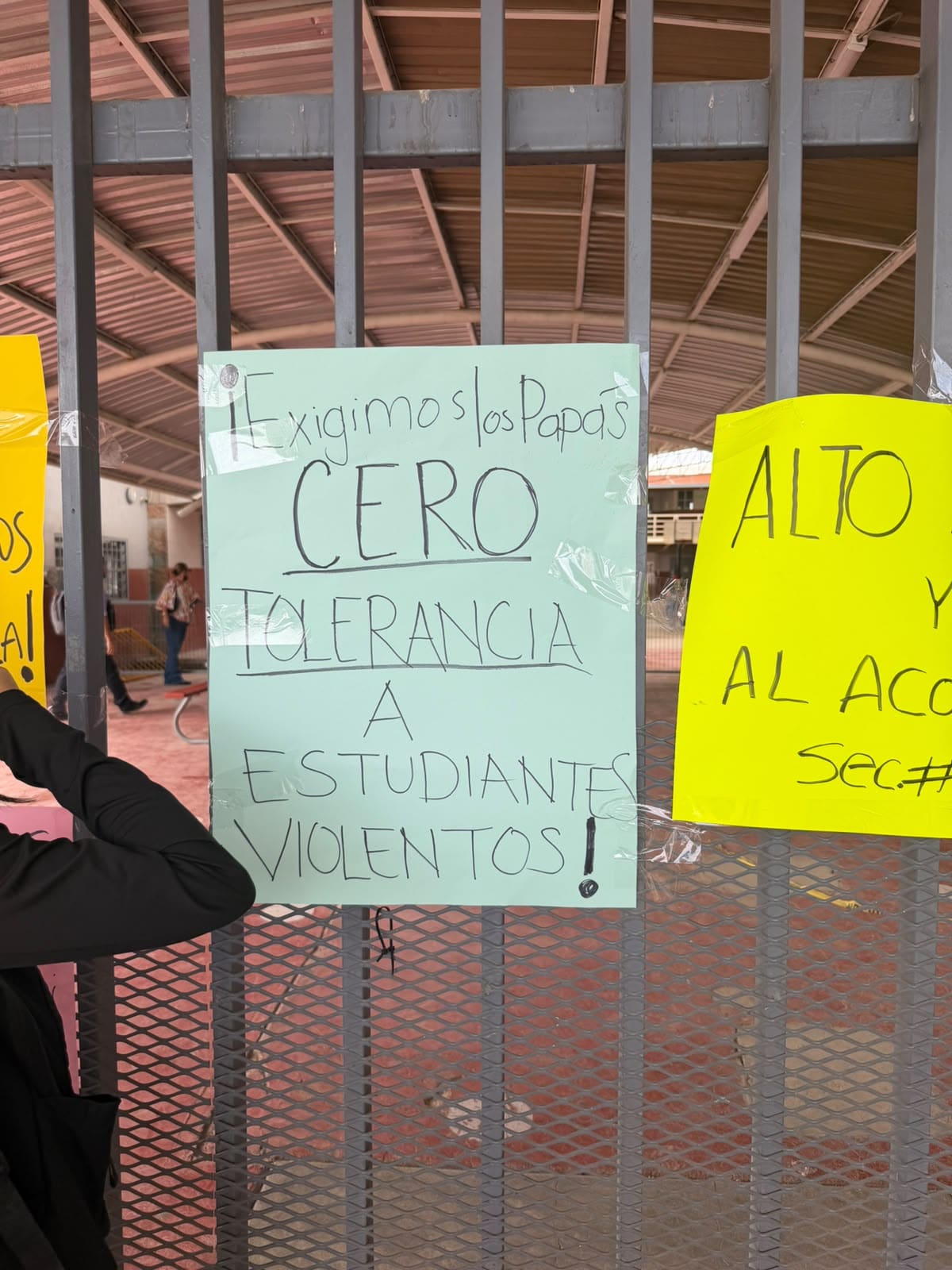 Madres de familia denuncian presuntas agresiones, peleas y acoso que, aseguran, enfrentan estudiantes dentro y fuera del plantel. Foto: Cortesía