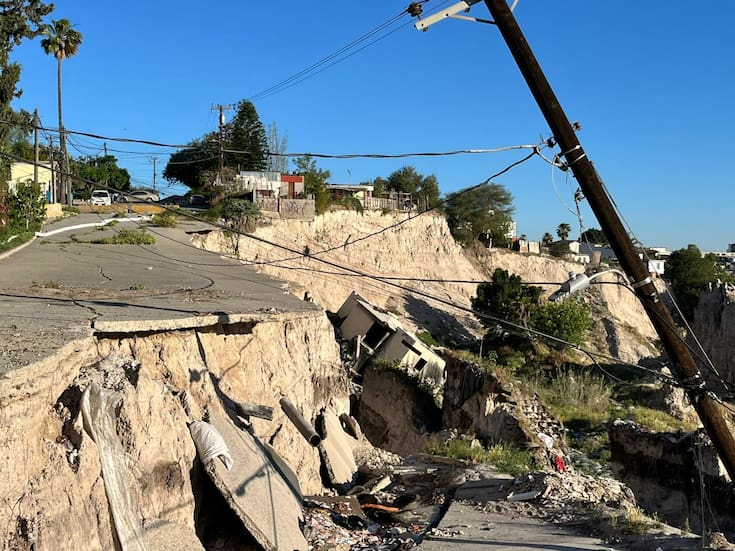 Deslizamiento de tierra colapsa vialidad en colonia Reforma