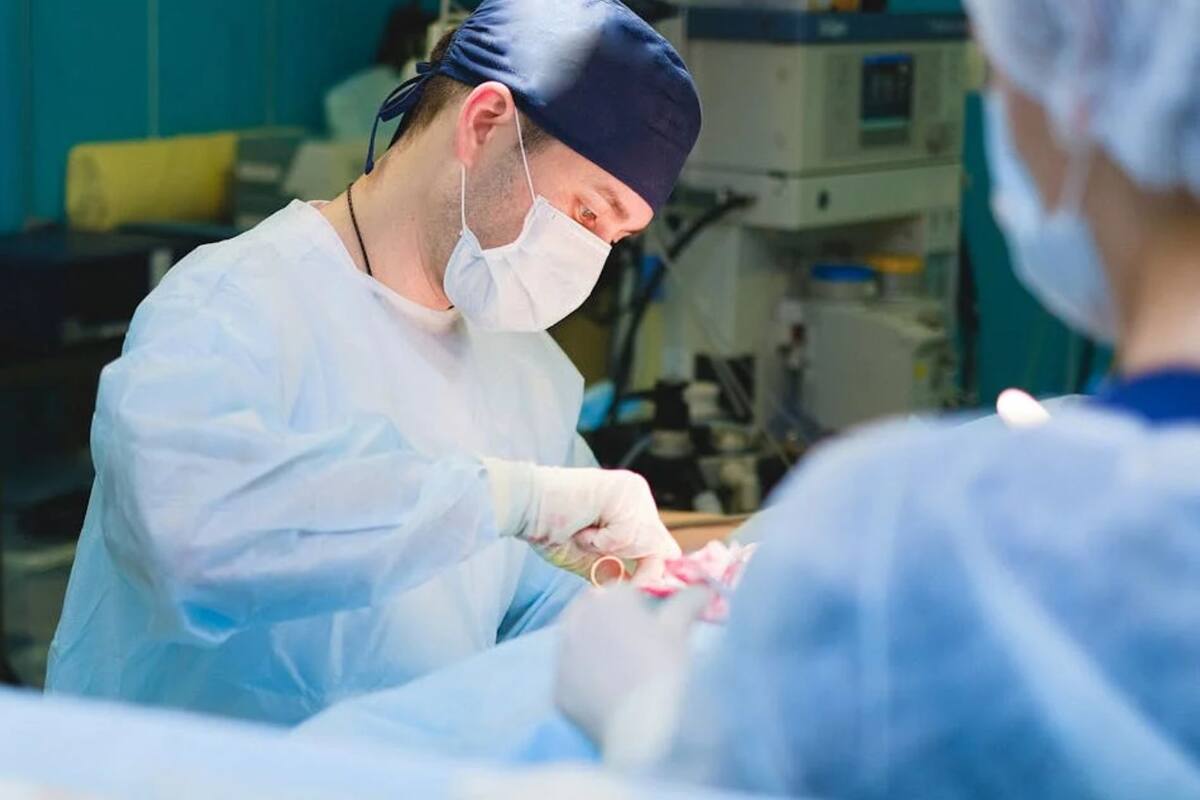 Estudio revela riesgos de cirugía en adultos mayores de 65 años