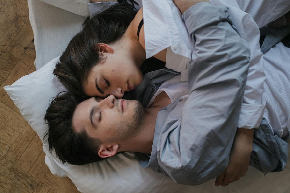 Recientemente, el psicólogo Richard Wiseman realizó un estudio sobre la postura al dormir en parejas. foto: pexels