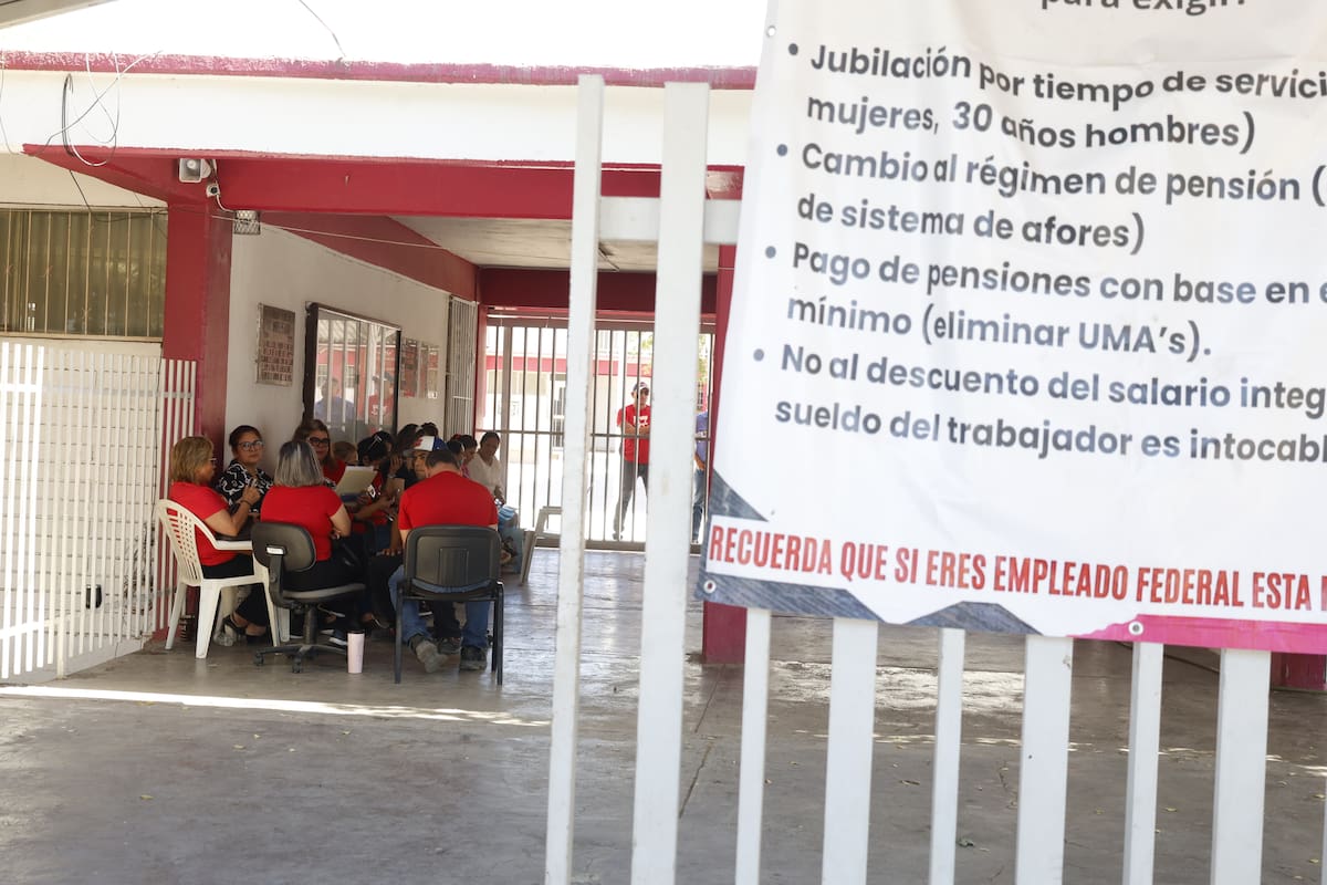 De acuerdo con el titular de la SEC, la Secretaría levantó un acta de hechos durante la manifestación de los padres de familia en la Secundaria Técnica 57 ya que los maestros recibían a los alumnos pero no se impartían clases. FOTO: TEODORO BORBÓN